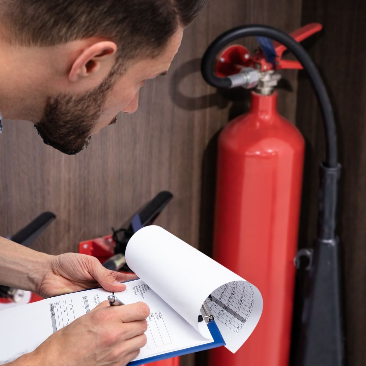 Agent de sécurité incendie SSIAP effectuant la vérification du matériel incendie. Agent de sécurité incendie SSIAP.