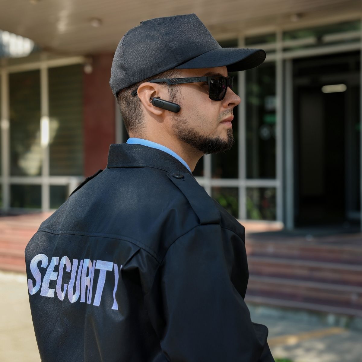 Agent de sécurité en tenue, prêt à intervenir sur le terrain.