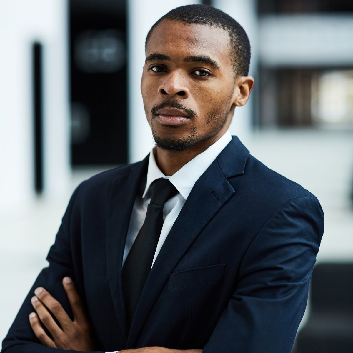 Agent de sécurité privé en uniforme de travail.