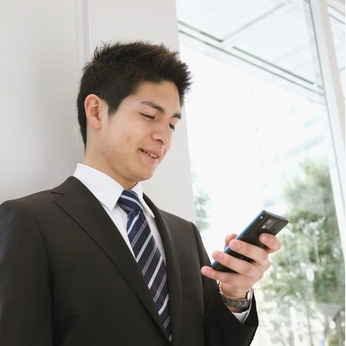 Agent de sécurité consultant son smartphone.