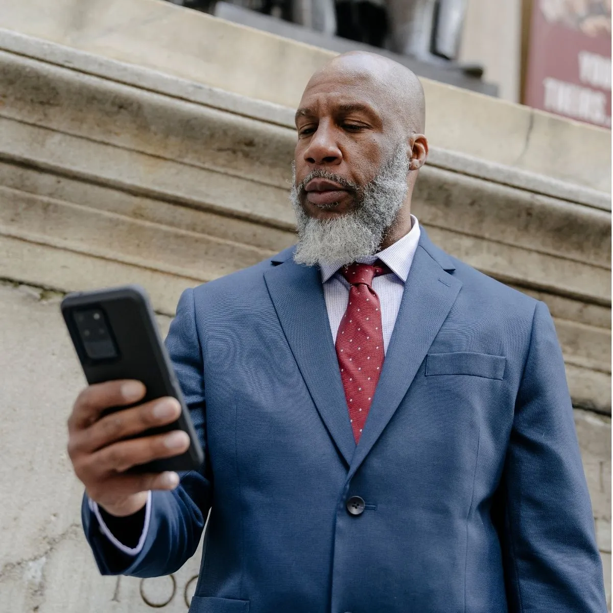 Agent de sécurité vérifiant sa carte professionnelle CNAPS.