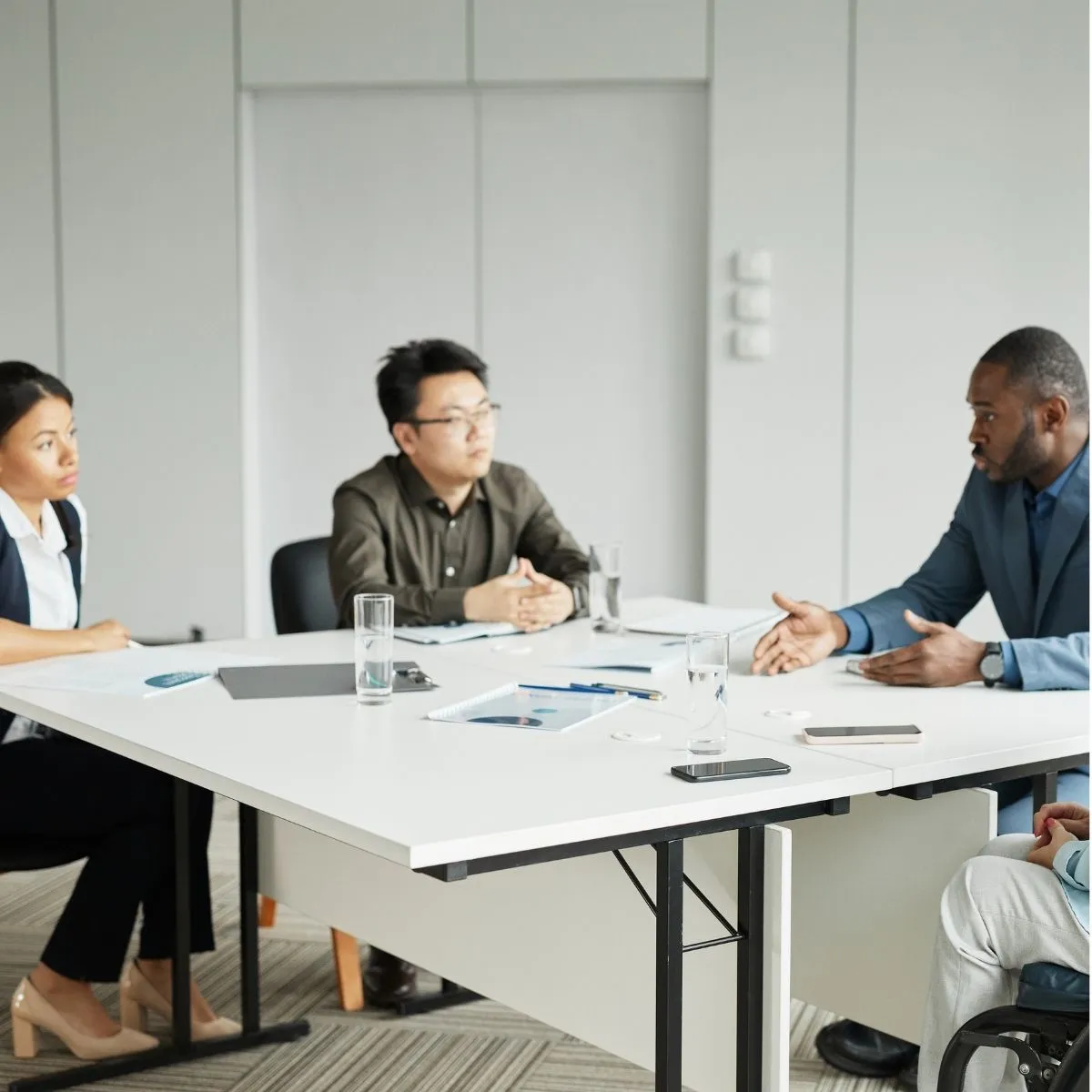Équipe de sécurité en réunion.