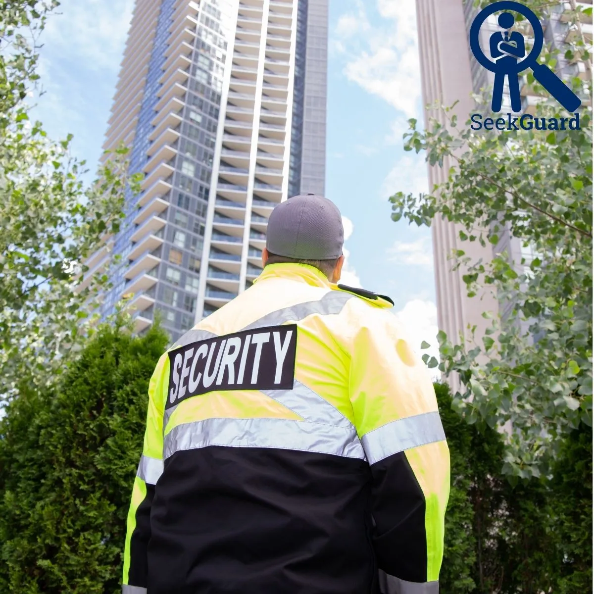 Un agent de sécurité portant une veste jaune fluo.