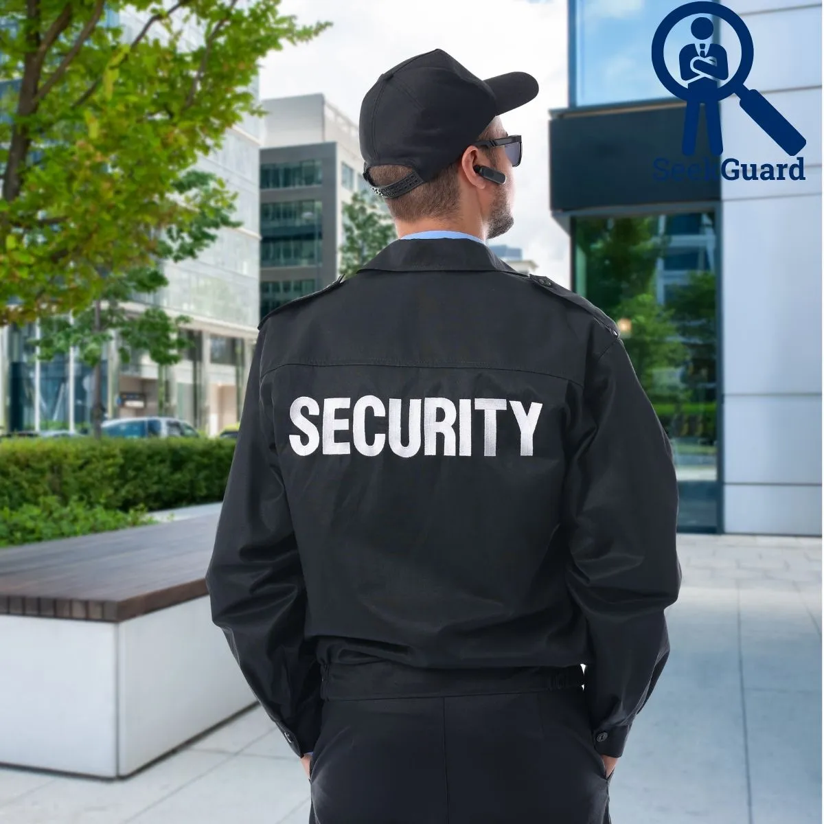 Un agent de sécurité privé en uniforme.