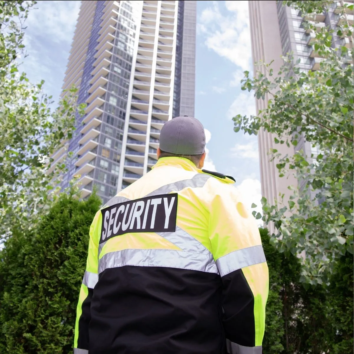 Un agent de sécurité privé en uniforme avec gilet réfléchissant.