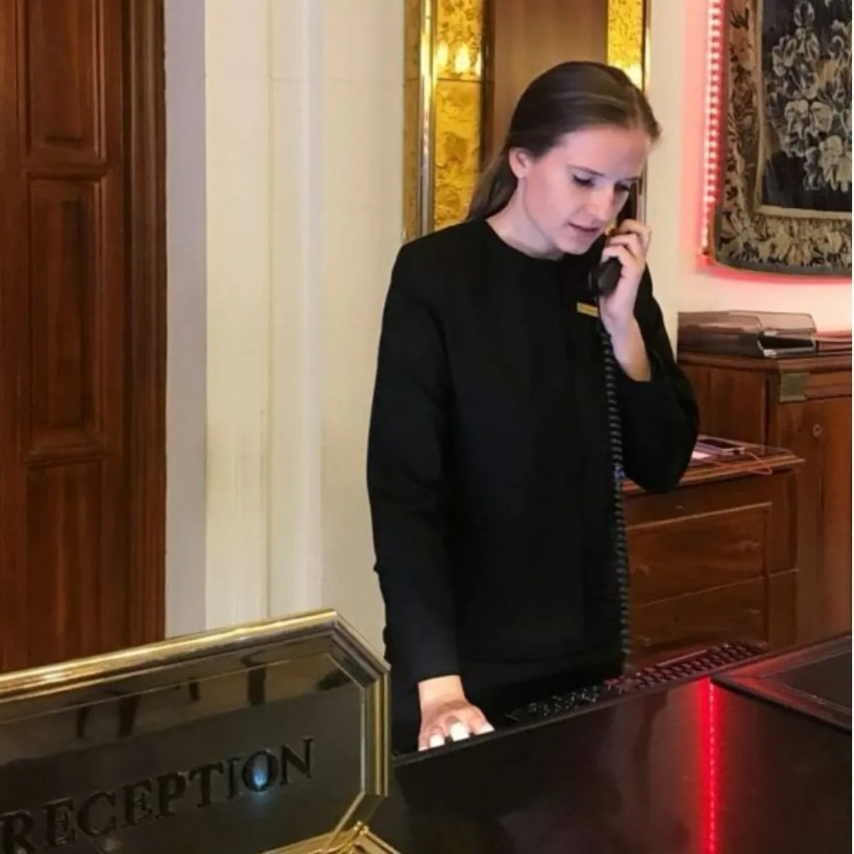 Une hôtesse d’accueil spécialisée en sécurité.