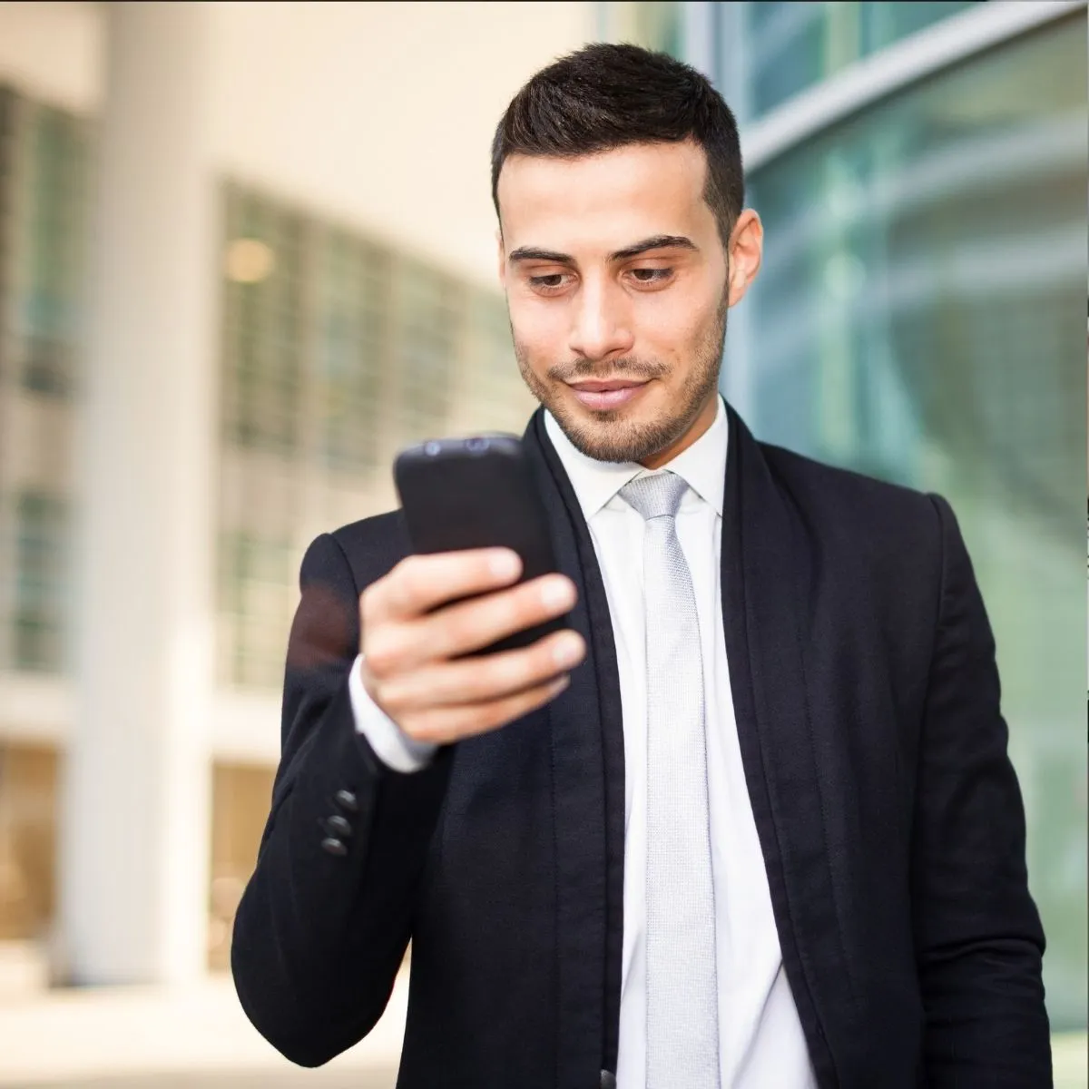 Agent de sécurité consultant son smartphone.
