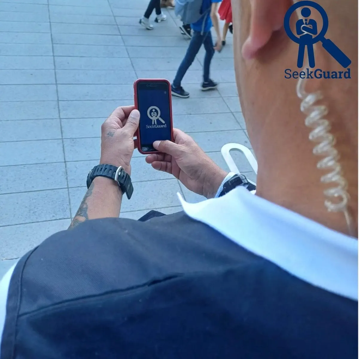 agent de sécurité qui se connect sur l’interface mobile SeekGuard.