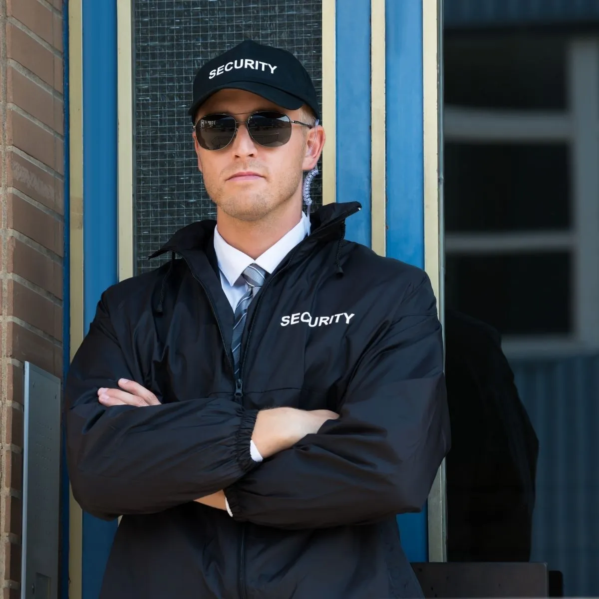 l’agent de sécurité doit obligatoirement porter l’uniforme et être muni de sa carte professionnelle préfectorale Agent de sécurité doit obligatoirement en uniforme.