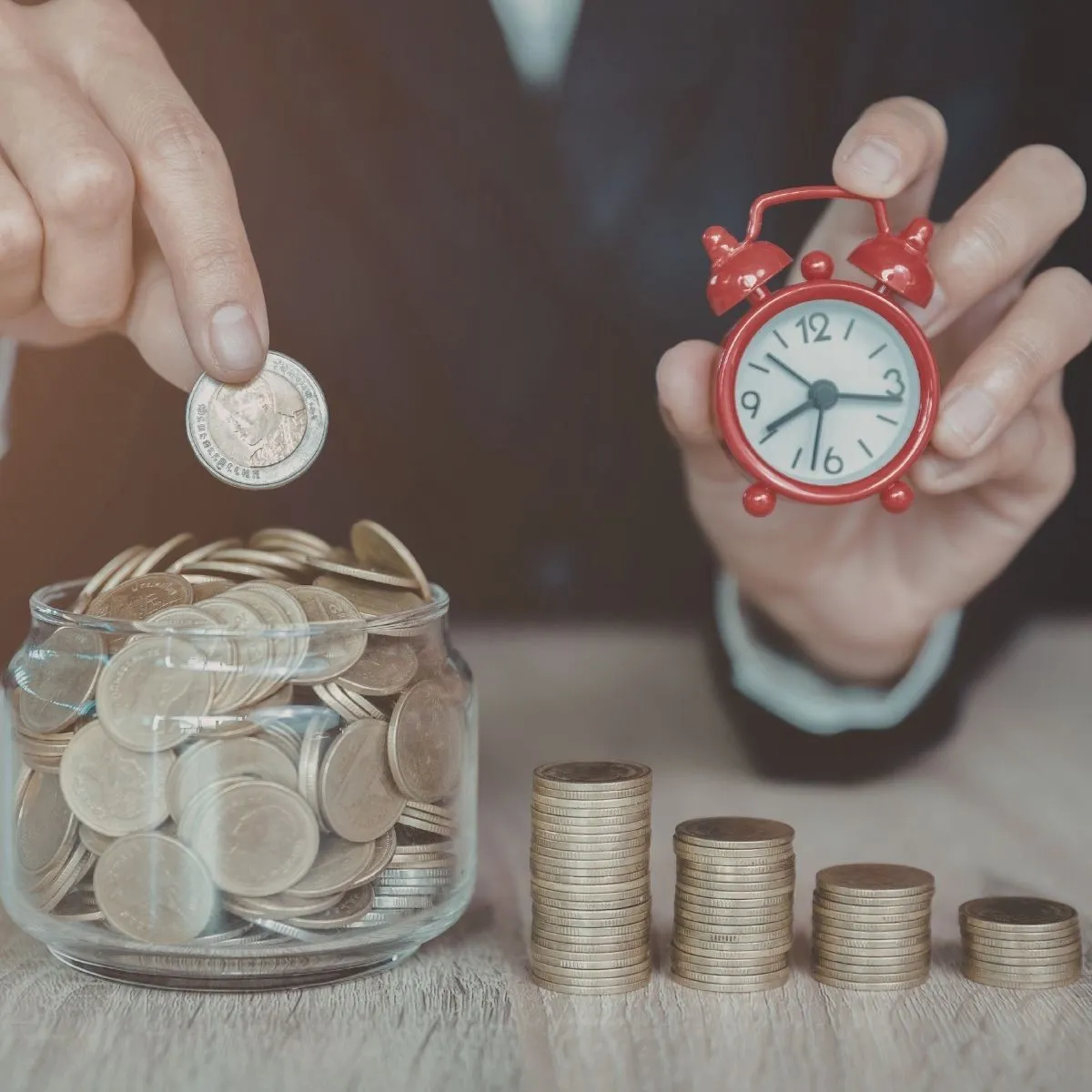 Symbole du temps coûte de l’argent. Le temps de recrutement des agents de sécurité coûte très cher. Symbole du temps coûte de l’argent.