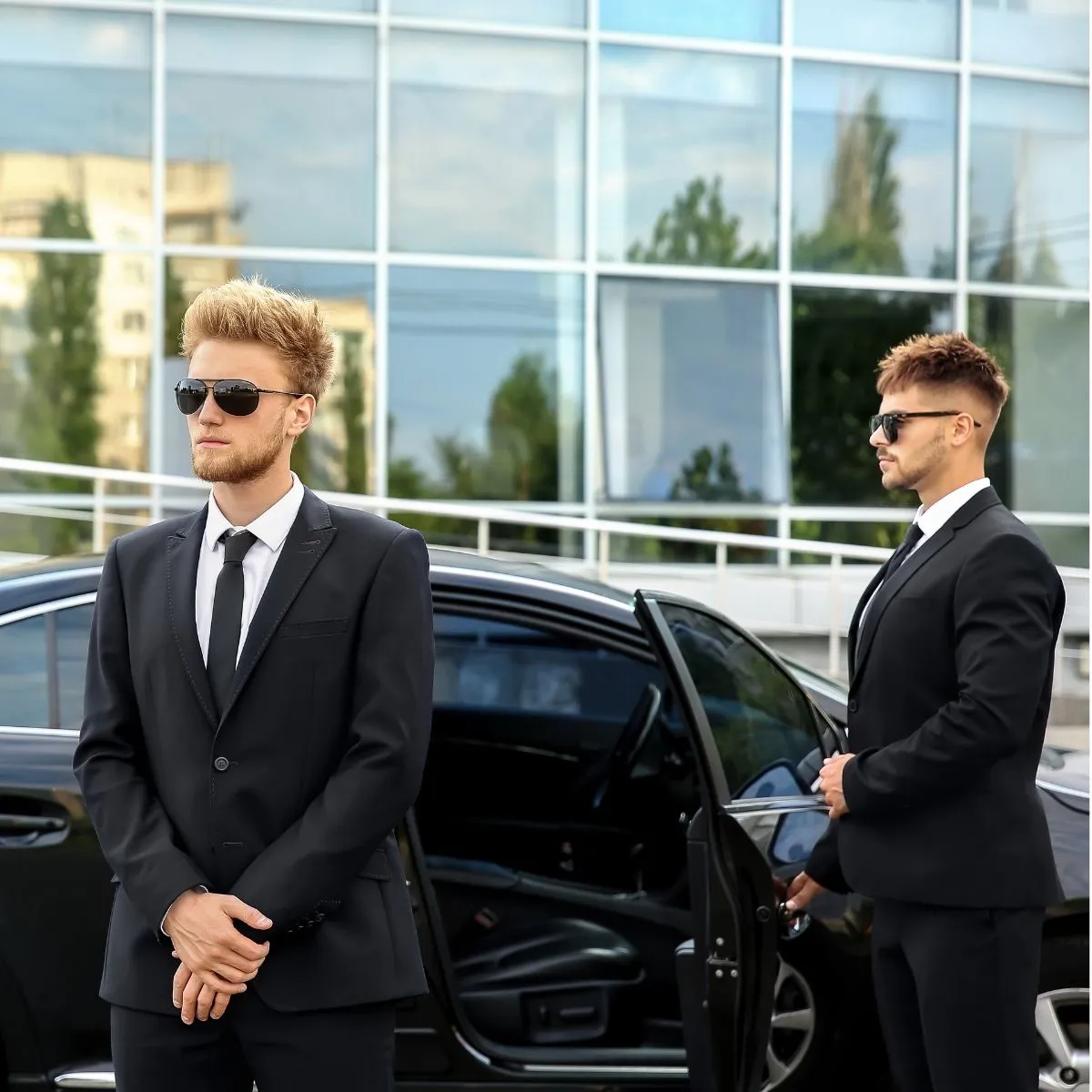 Un agent de sécurité en uniforme debout près d’un véhicule de surveillance.